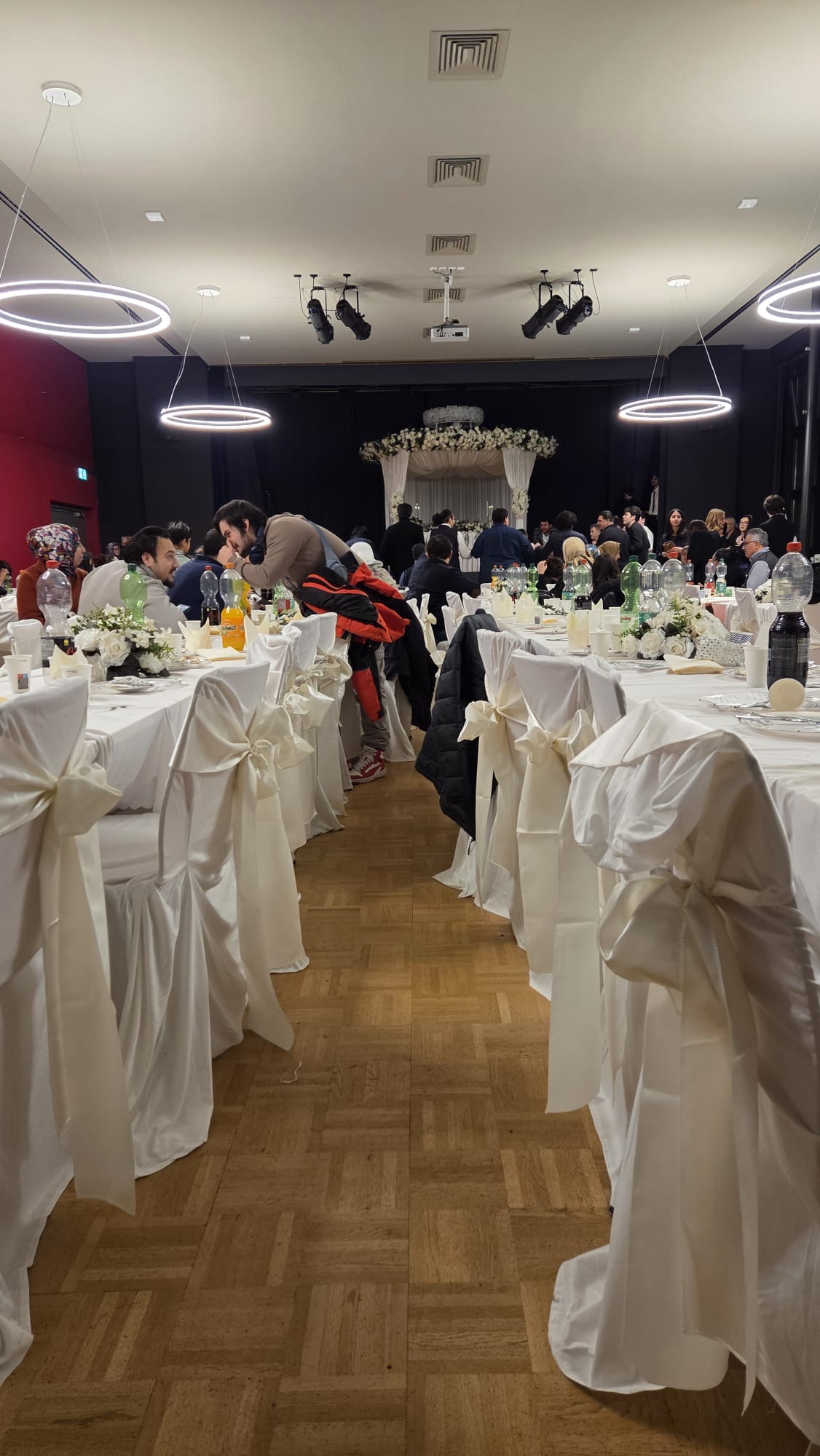 Kalabalık davetler için masa ve sandalye düzeni
