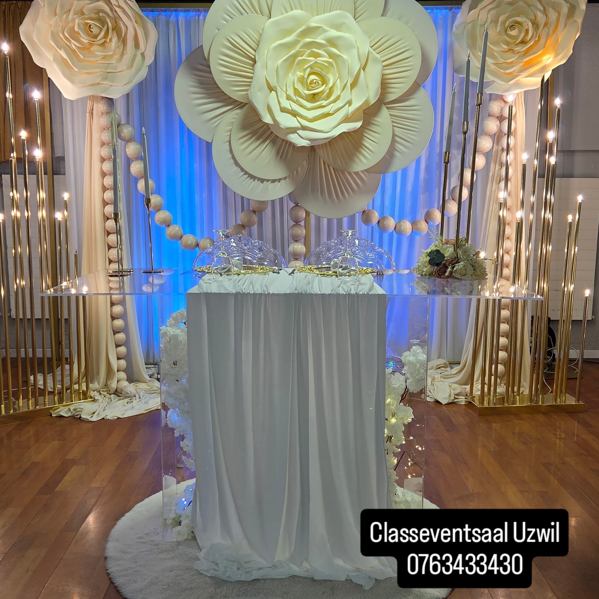 Sünnet ve aile kutlamaları için zarif çiçekli masa dekoru